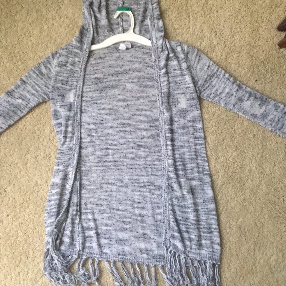 Long light grey sweater with a hood